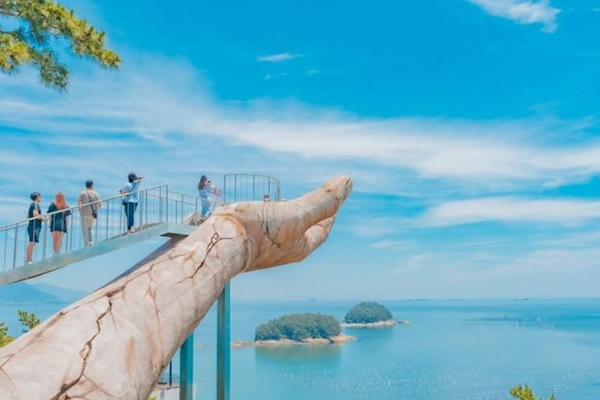 Art and leisure by the blue seas